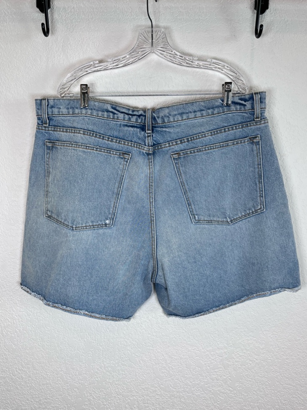 Imogene + Willie Hazel Denim Cutoff Shorts in Light Wash size 34 - Picture 4 of 11